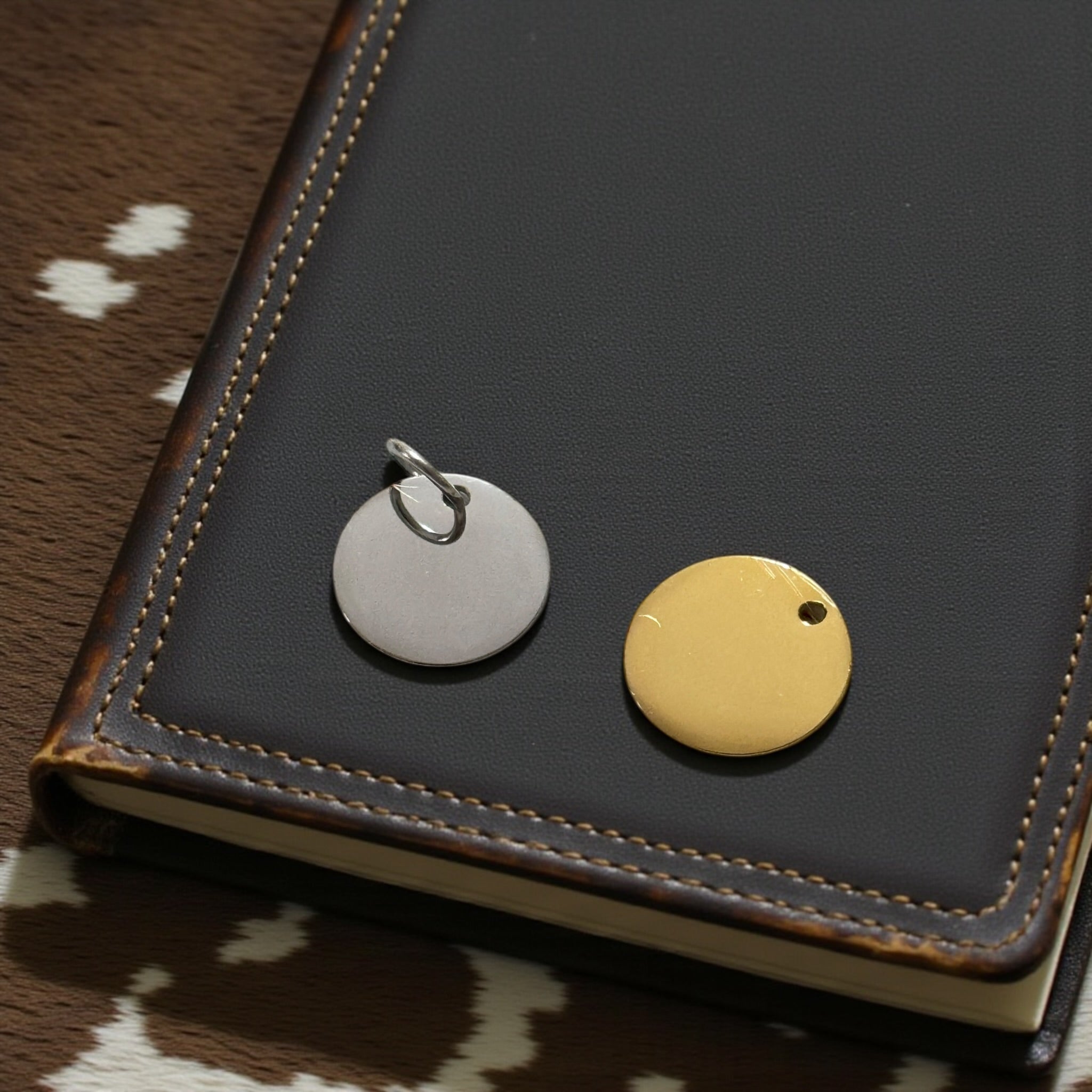 (# 4) - 15mm Disc Charm